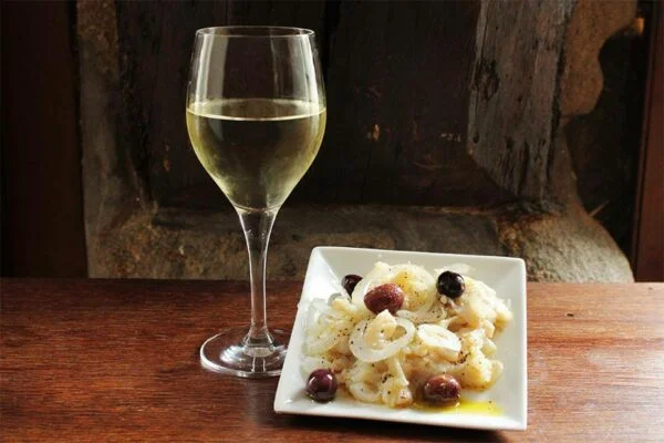 Un bon plat de morue accompagné de Vinho verde