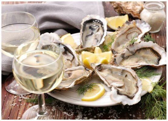 Une assiette d'huitres avec un Vinho verde