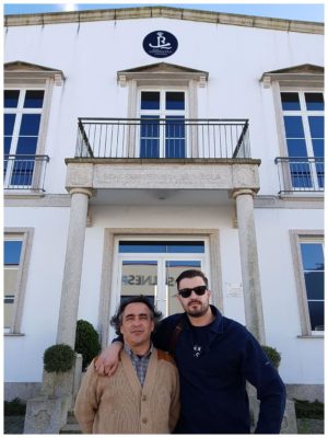 Devant les locaux de la Real Conservera Espagnola en Galice