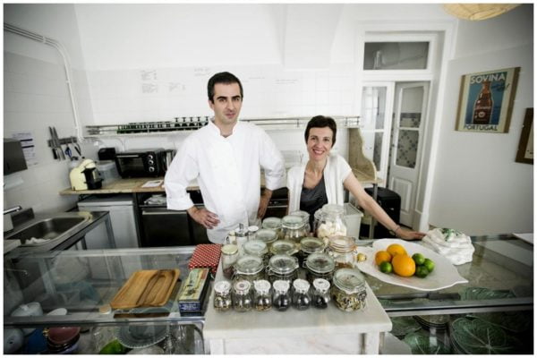 Tiago Feio et ses épices en cuisine