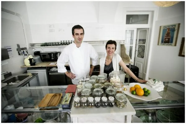 Tiago Feio et ses épices en cuisine