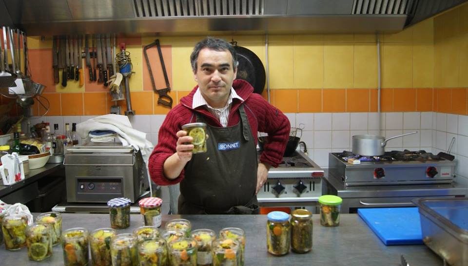 Préparation de conserves maison avec des verrines de sardines aux aromates