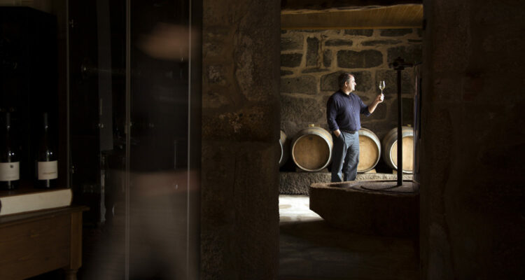 Anselmo Mendes dans sa cave - Le Comptoir du Portugal