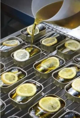 Ajout de l'huile d'olive à la Conserverie do Arade - Papa Anzois - Le Comptoir du Portugal l'épicerie fine portugaise depuis 2012